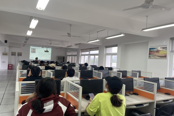 图书馆成功开展2025级新生代表电子资源培训 暨教育信息咨询服务活动